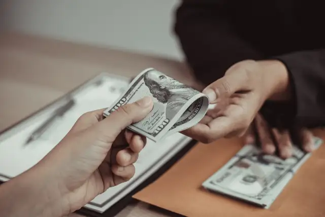 Minimum salary for a credit card in the UAE what to expect